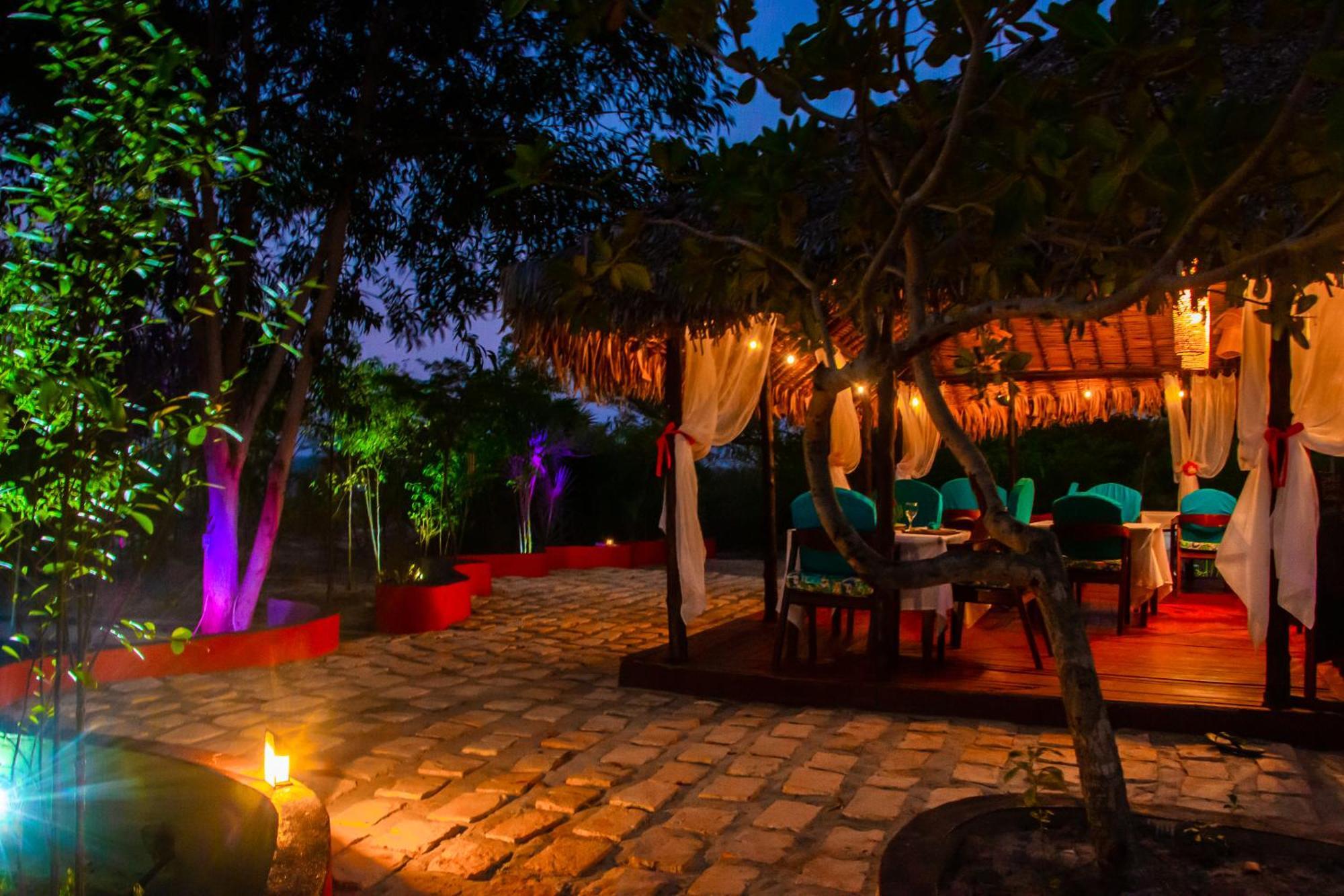 Ampazony Oasis Lodge 马哈赞加 外观 照片