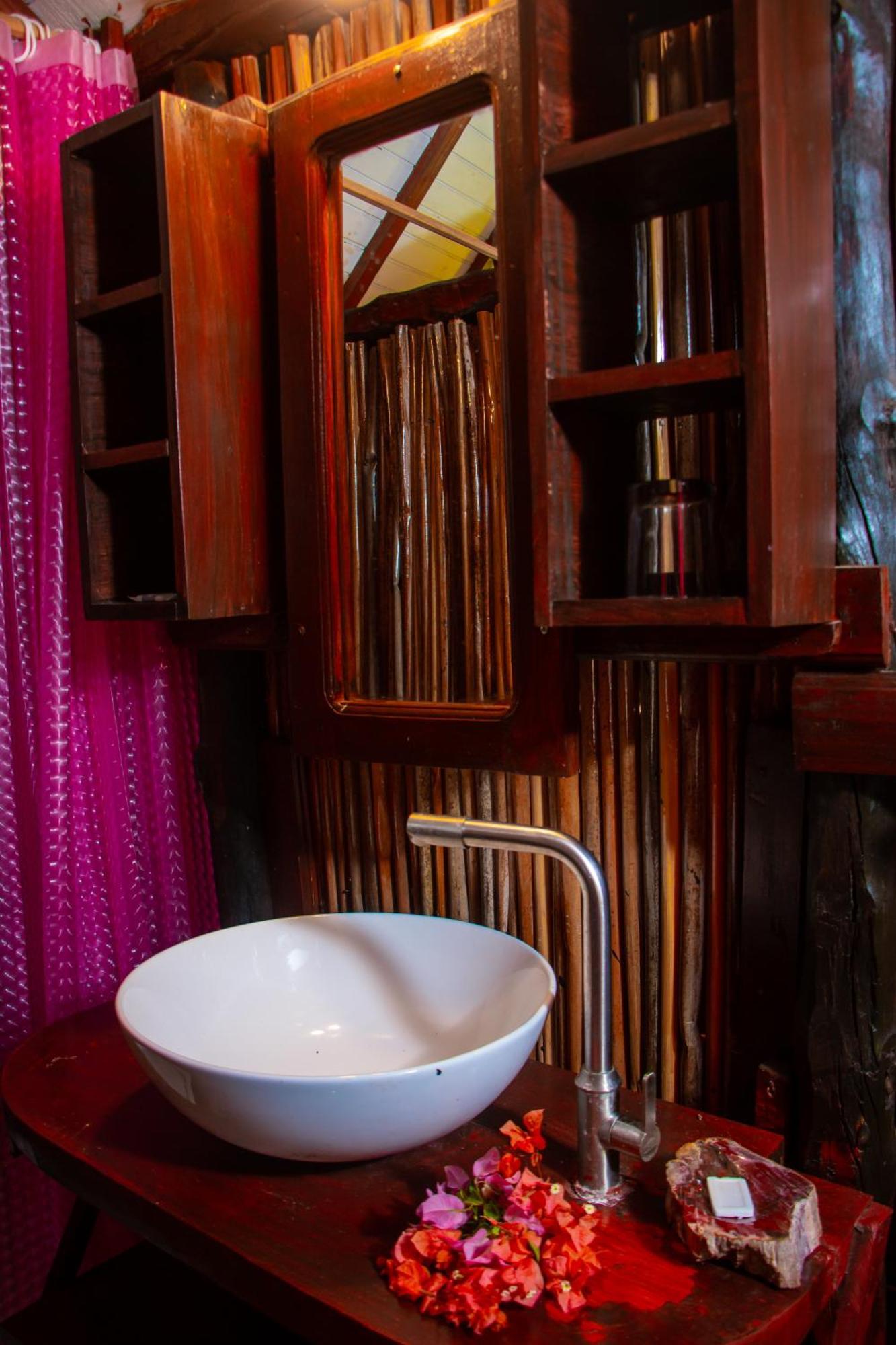 Ampazony Oasis Lodge 马哈赞加 外观 照片