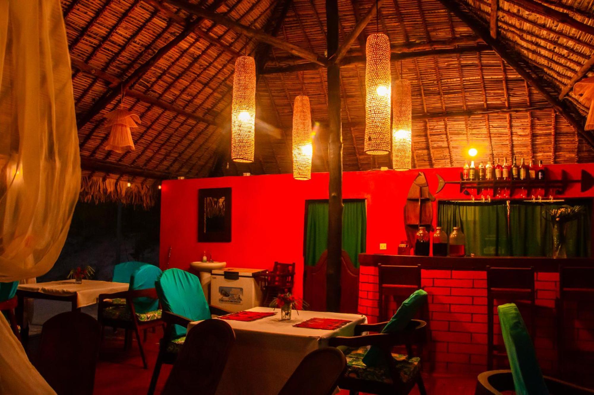Ampazony Oasis Lodge 马哈赞加 外观 照片