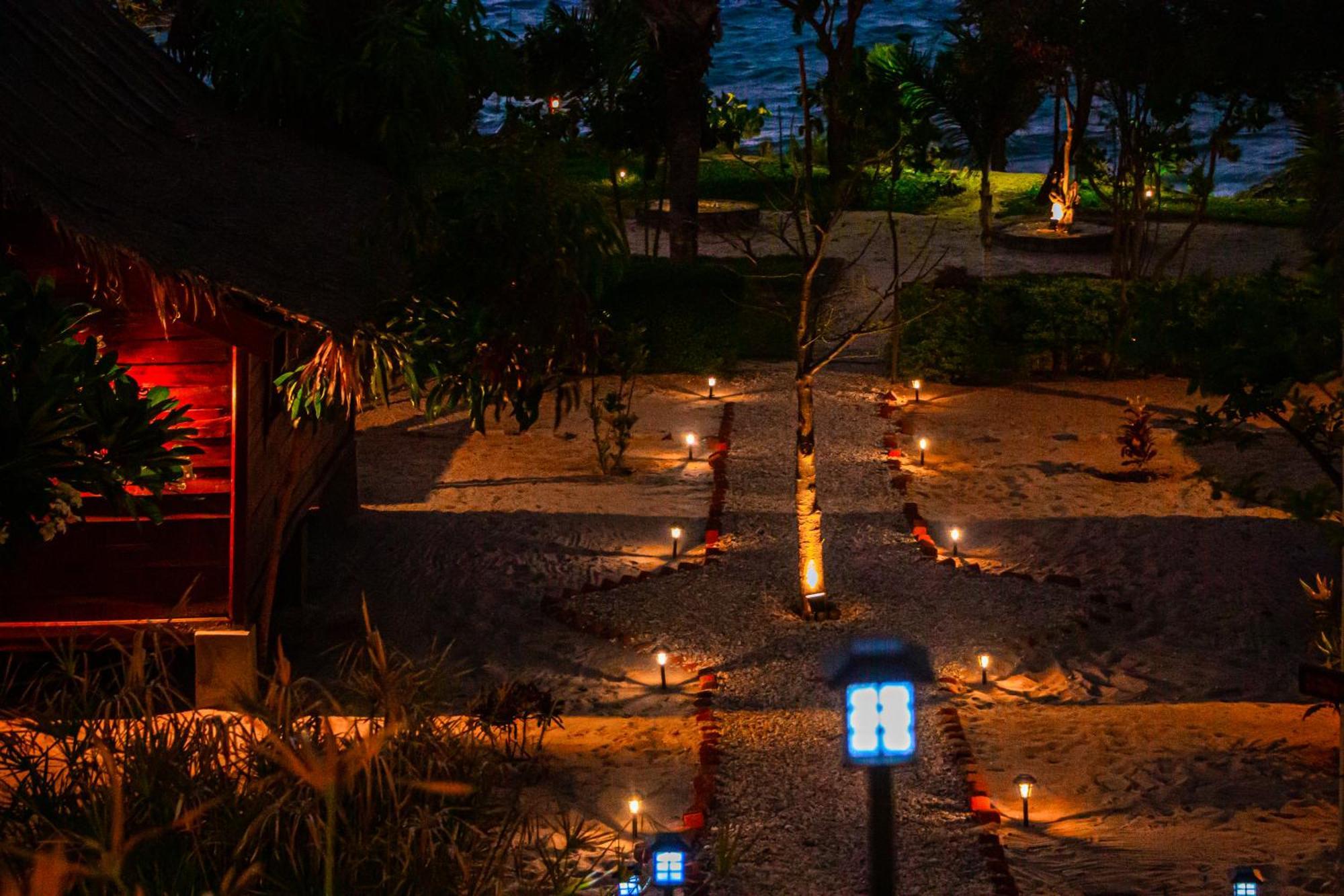 Ampazony Oasis Lodge 马哈赞加 外观 照片