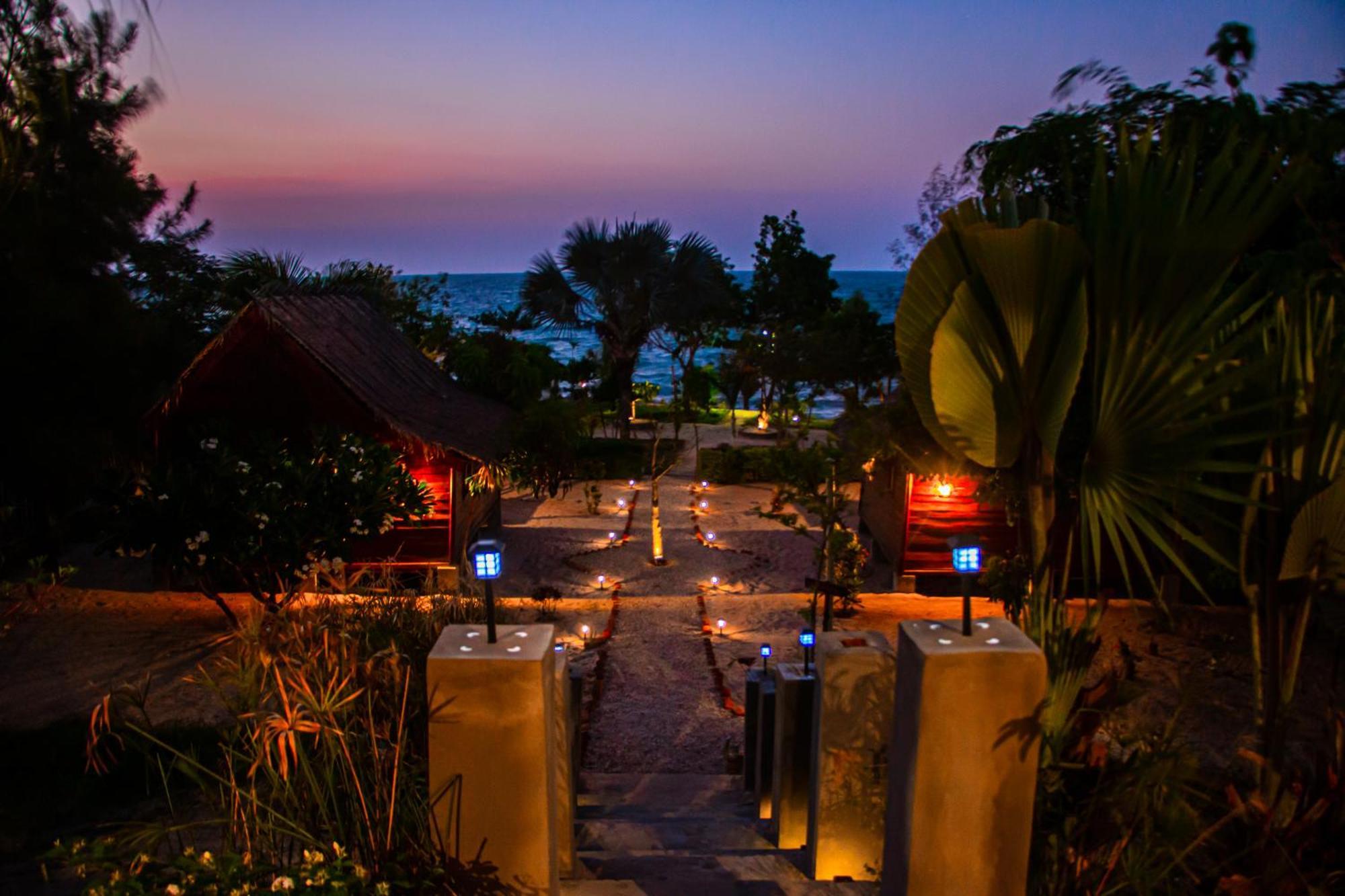 Ampazony Oasis Lodge 马哈赞加 外观 照片