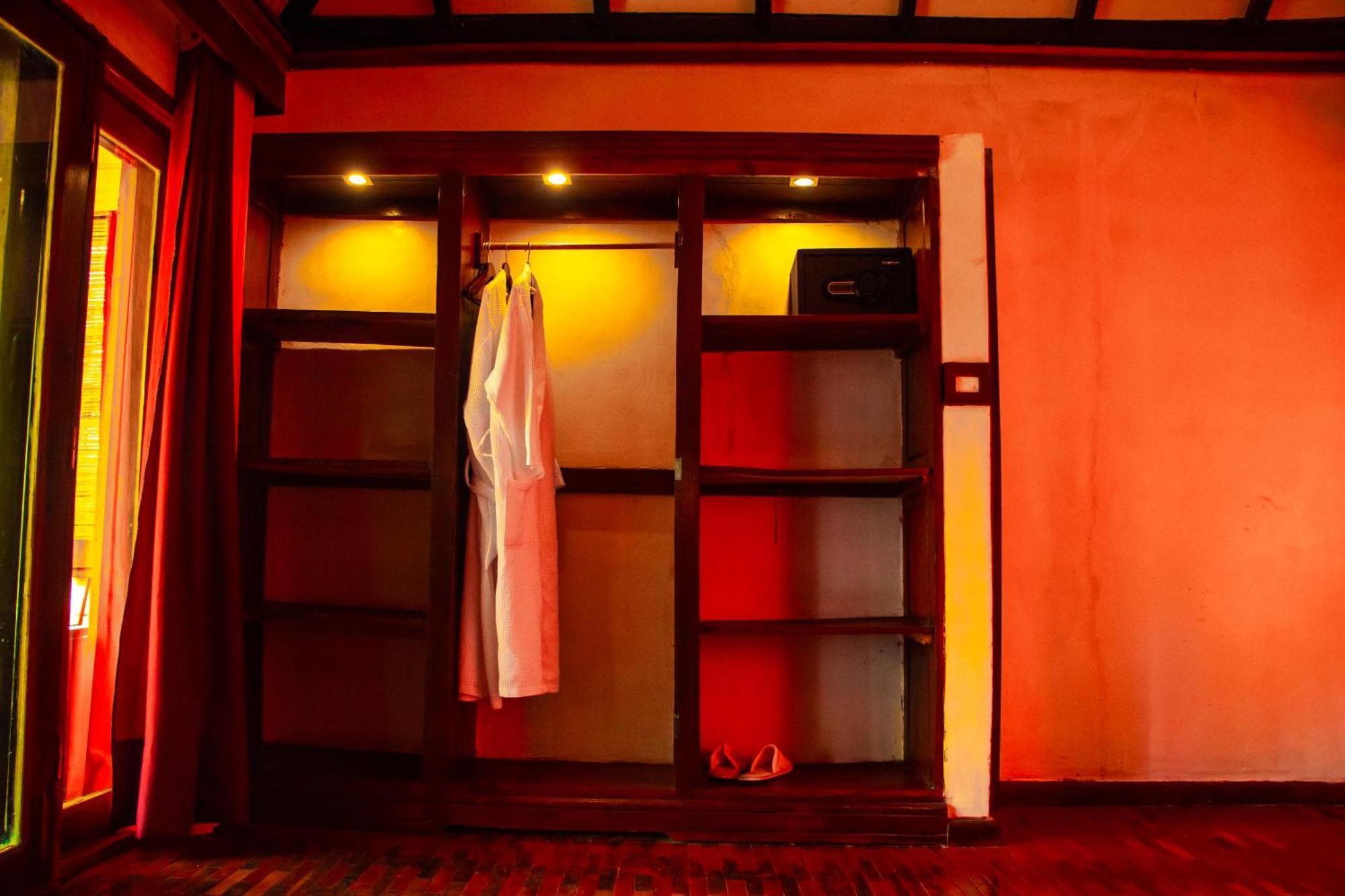 Ampazony Oasis Lodge 马哈赞加 外观 照片