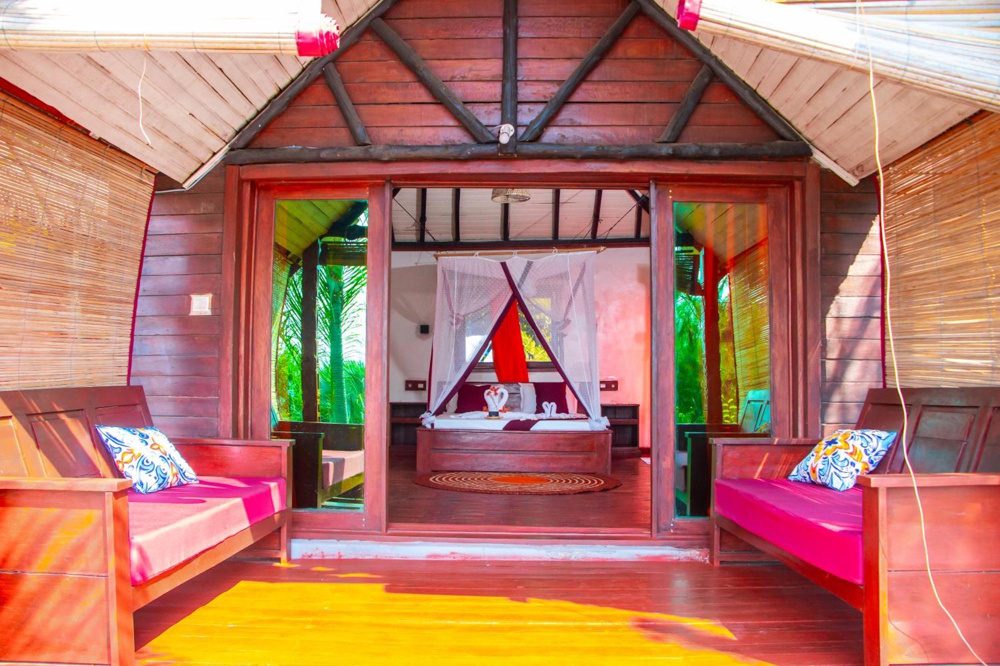 Ampazony Oasis Lodge 马哈赞加 外观 照片